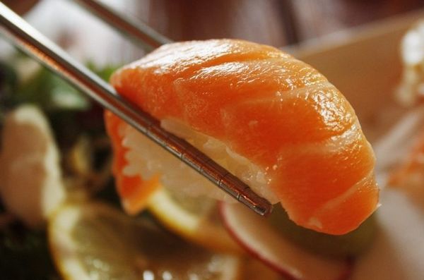 dégustation whisky japonais OKAYAMA  avec plat sushi saumon